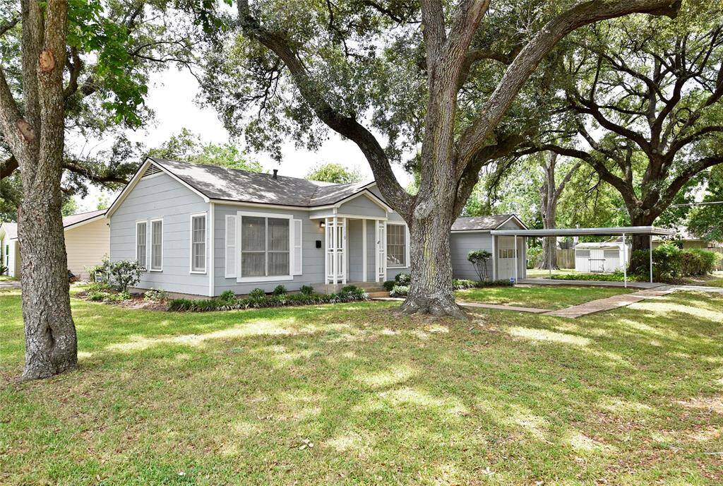 Welcome to 1119 Avenue K. This adorable home has been meticulously maintained.