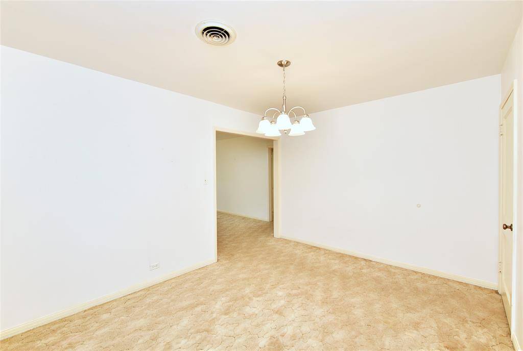 Another view o the dining room.