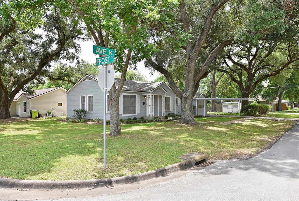Another view of the carport. Don't you love those Oaks?
