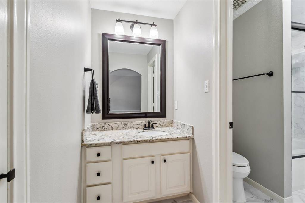 Sink area in secondary bath.