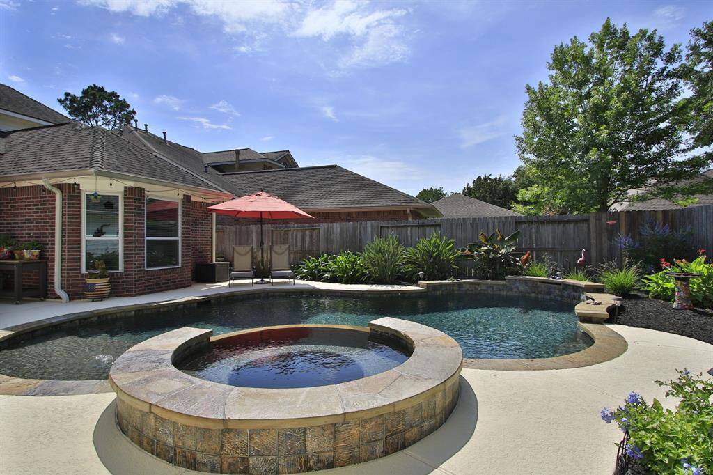 Relax in this hot tub!