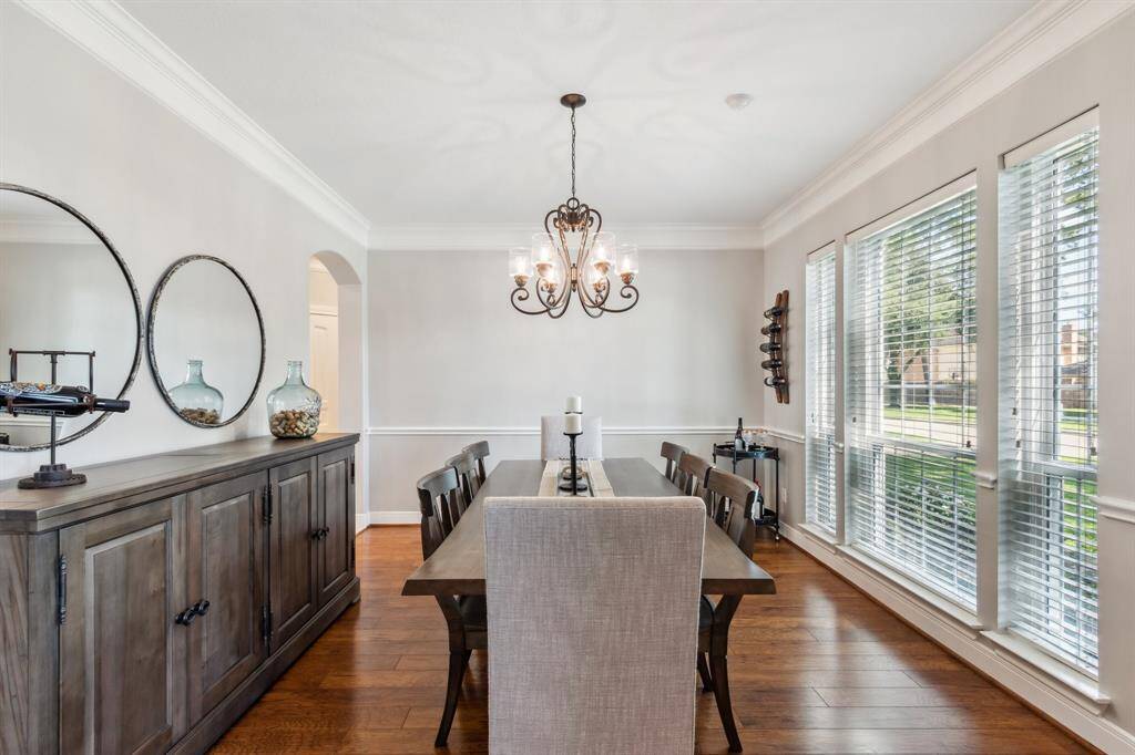 You can host wonderful dinner parties in this spacious dining room.