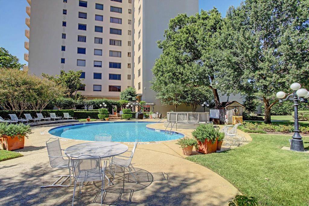 The wonderful 1400 Hermann building is conveniently located between the Texas Medical Center and Downtown!Adjacent to Hermann Park and Miller Outdoor Theatre. outdoor pool and spa, tennis and pickleball court, and grills.