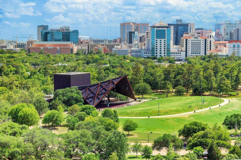 An easy walk to Hermann Park and Miller Outdoor Theatre.
