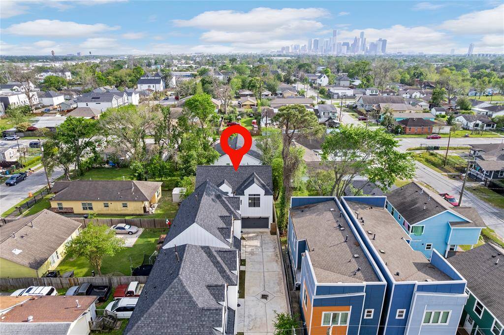 Enjoy the perfect balance of urban living and neighborhood charm, with top-rated restaurants, cafes, and parks just moments away.