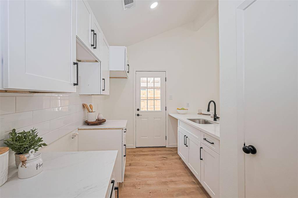 Kitchen with new quartz counter tops, new back splash and soft closing cabinets and drawers!