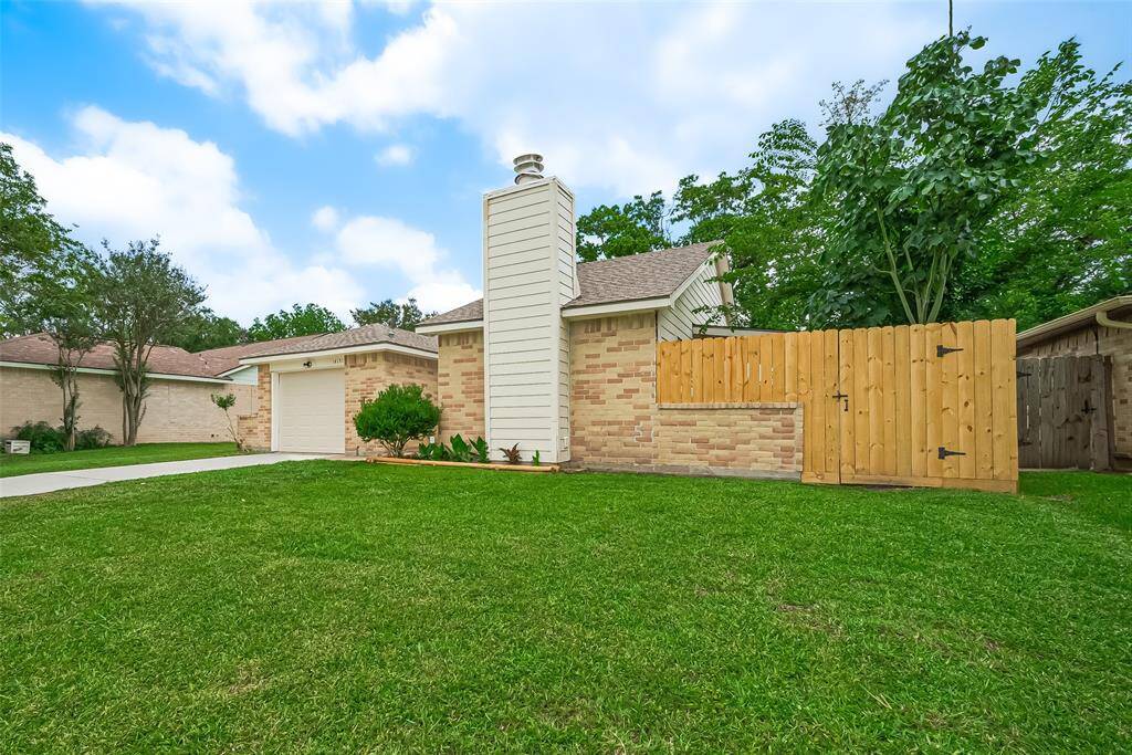 New drive way, fence, roof, paint and fresh power wash