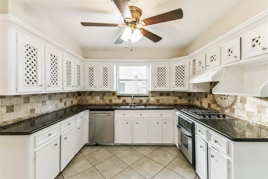 Beautiful kitchen cabinets and granite countertop