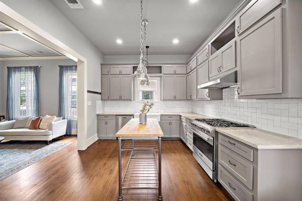 One last look at the open and airy kitchen. Granite countertop. Plenty of room to entertain with sightlines into living and dining areas - the chef has plenty of access to family and friends while cooking up a storm!