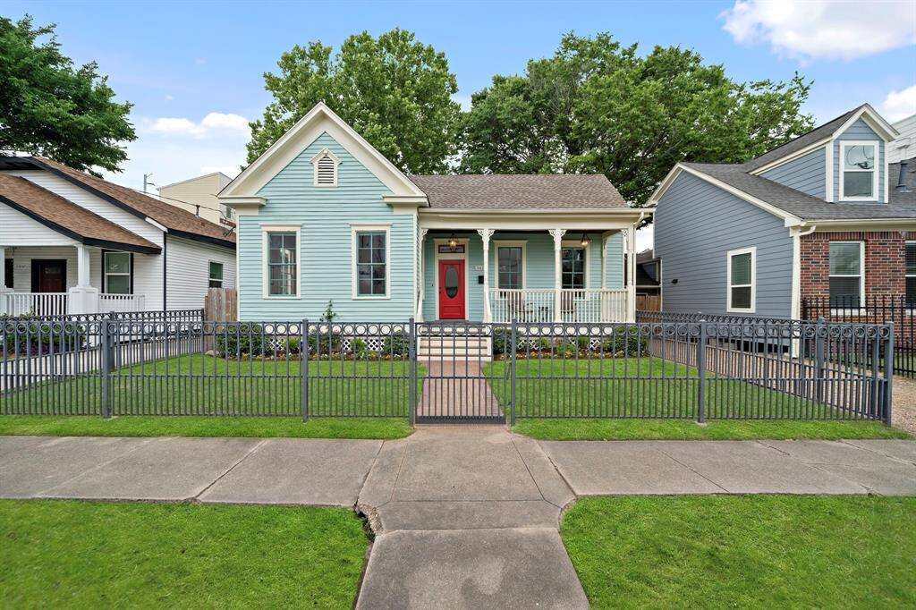 Make your appt to see this house today! If you're looking for a charming historic home, minutes from Downtown Houston, close to the HIKE + BIKE TRAIL and with connections to most major freeways - this is IT - 1610 Crockett!