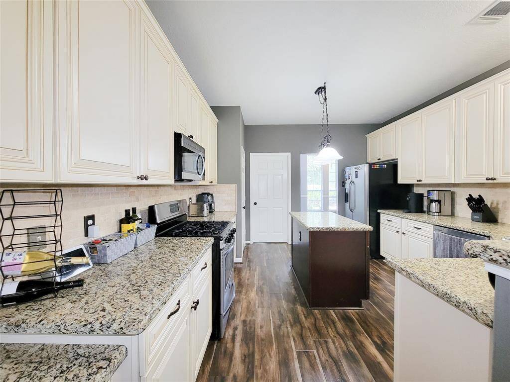 Another view. Refrigerator is also included.