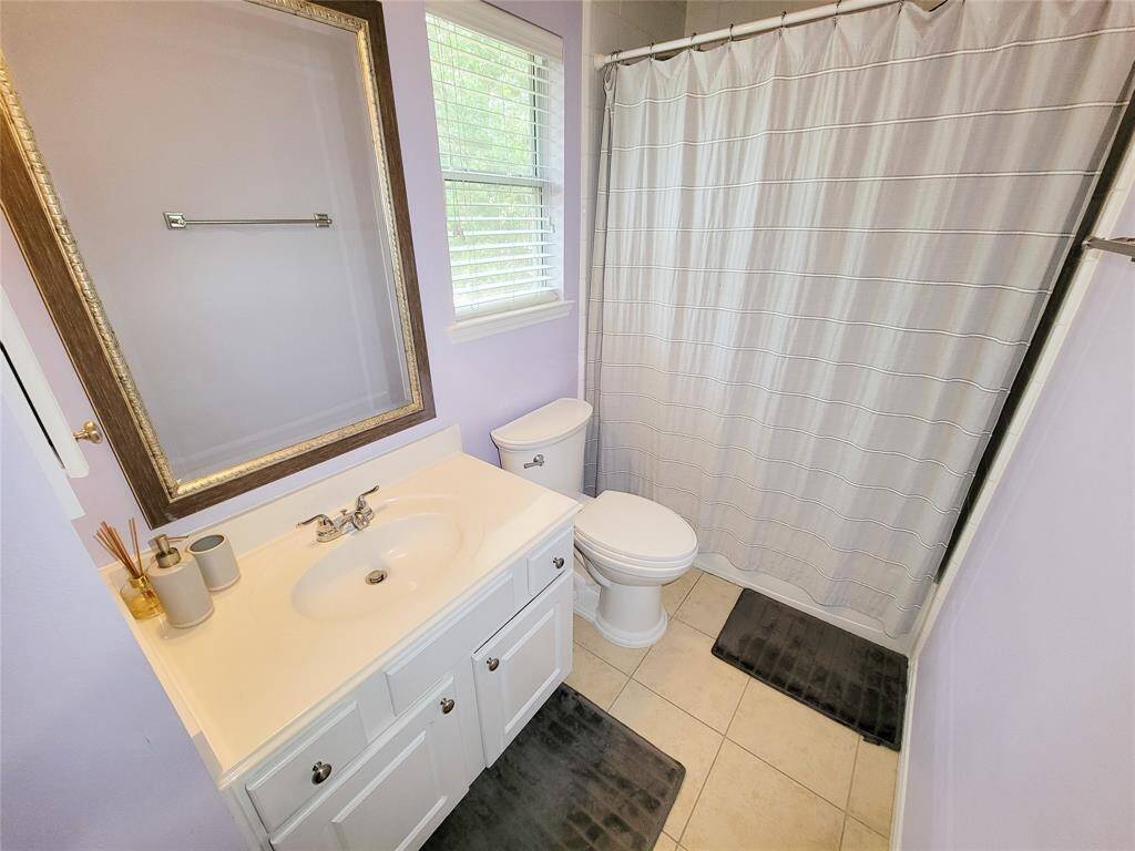 Secondary Bathroom upstairs.