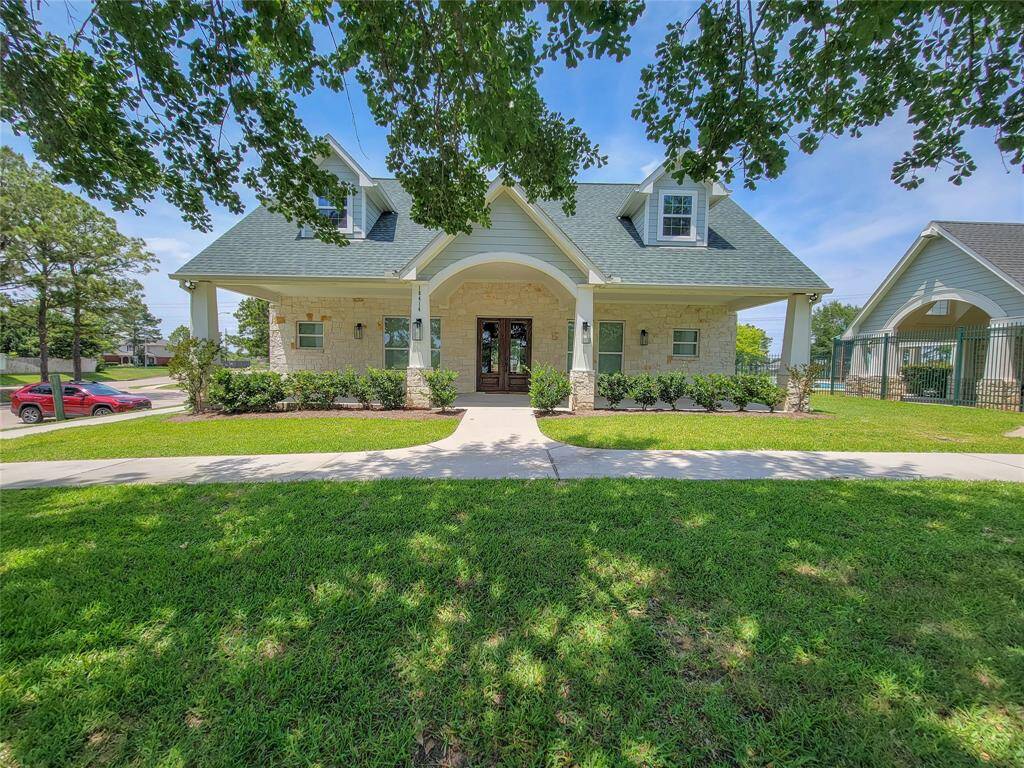 Community Center/ Pool/Park all within walking distance from Home!