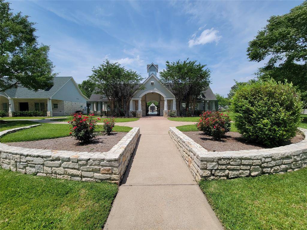 Another view of the grounds.