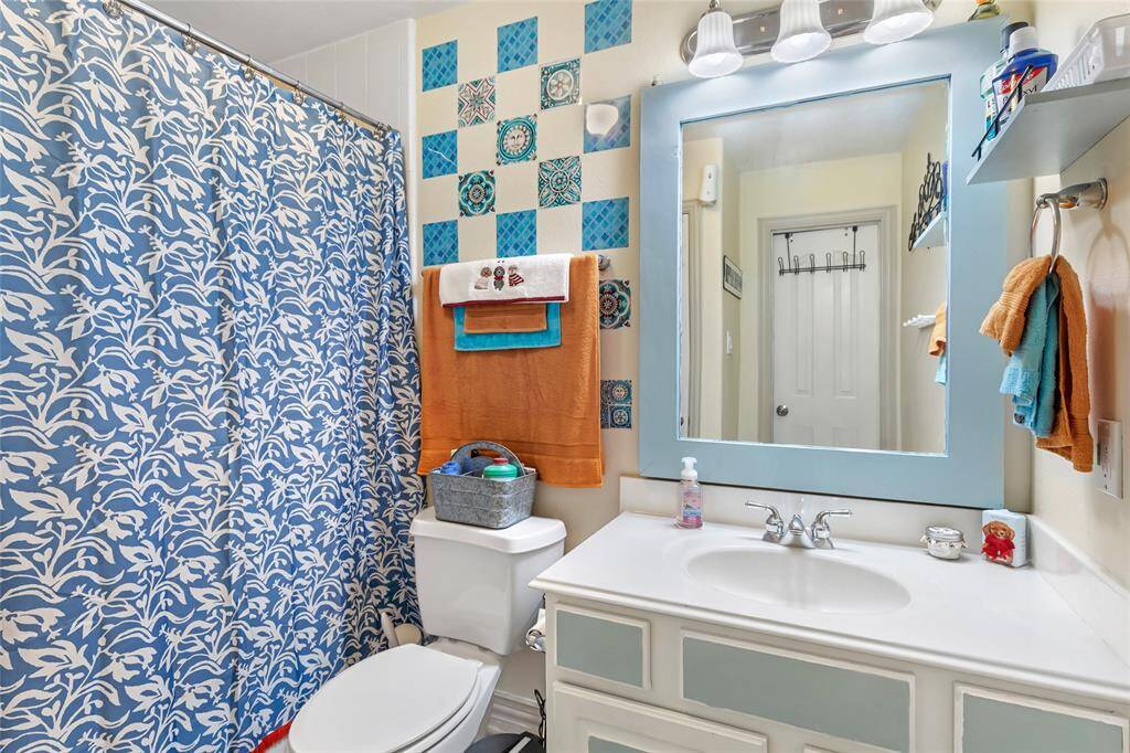 Upstairs full bath.