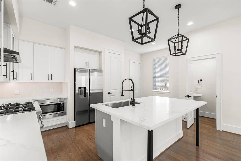 Closer view of kitchen, Breakfast area