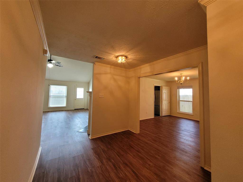 Foyer- to the Left is the Livingroom and to rt is the dining room