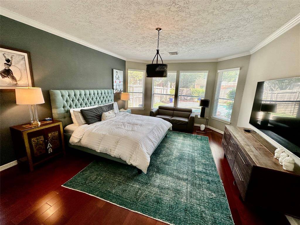 Huge master bedroom with sitting area