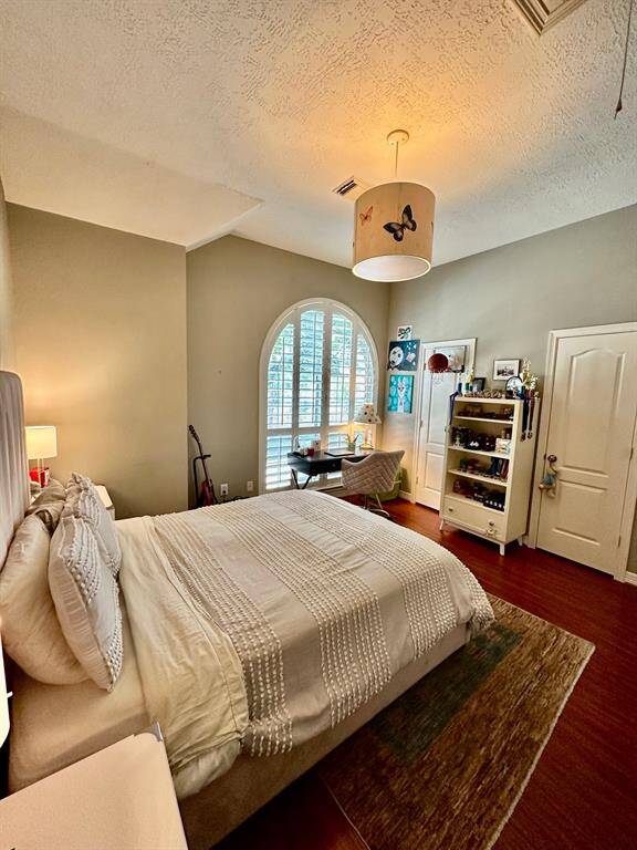 Secondary bedroom