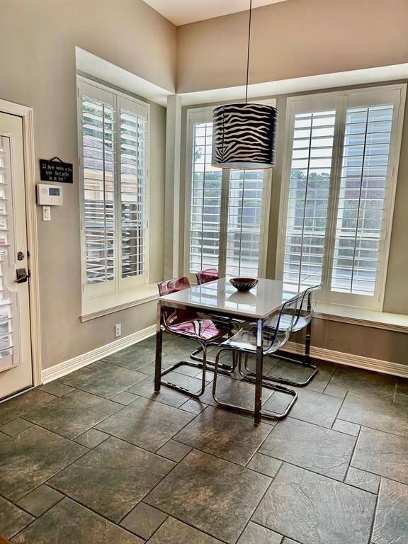 Separate breakfast area