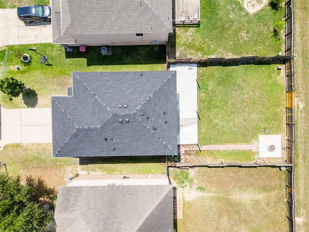 Beautiful square backyard offers a balanced layout, perfect for outdoor activities, gardening, or relaxing.