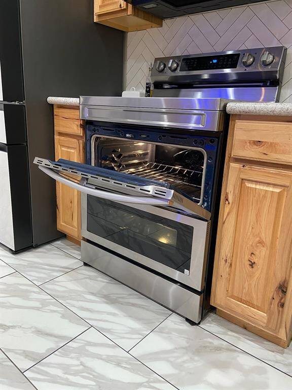 Oven shown using only single oven