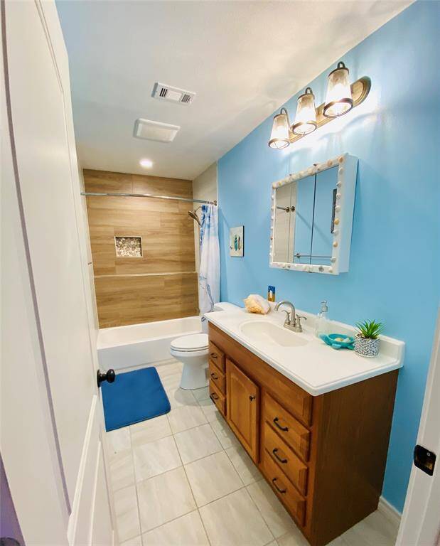 Secondary bath that has been fully updated