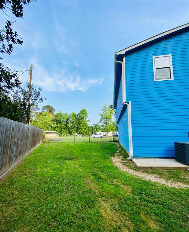 View of the side large side yard