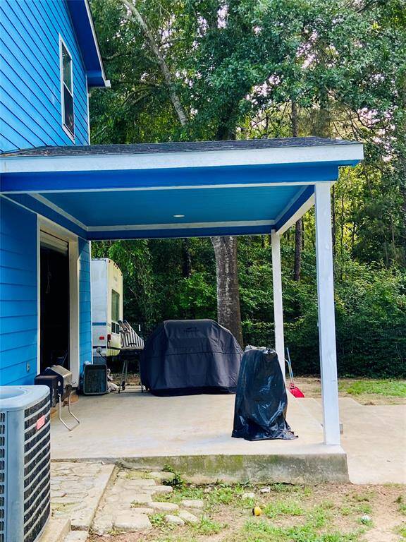 Side view of the back covered deck.