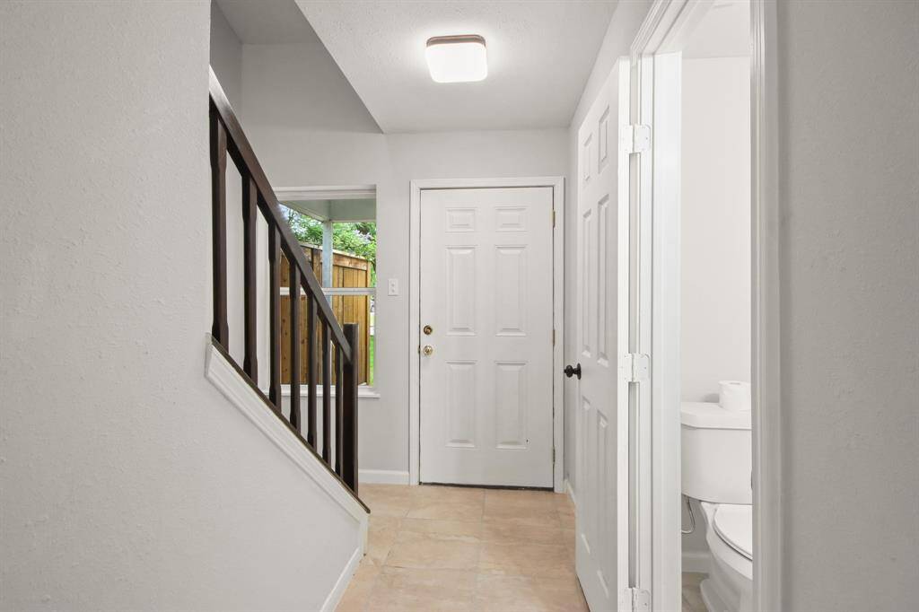 Entry / Half Bath