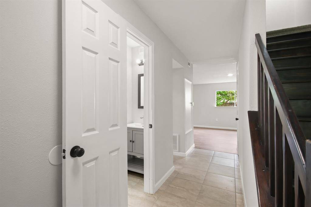 Entry / Half Bath