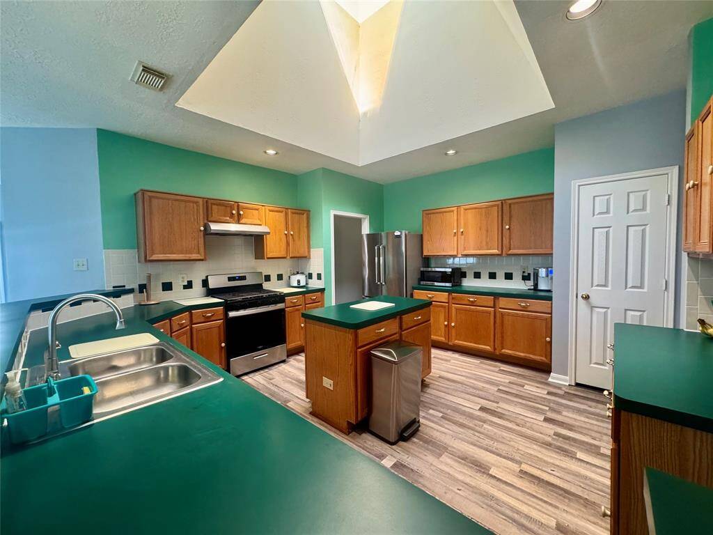 Huge Kitchen with island and lots of counter and cabinet space