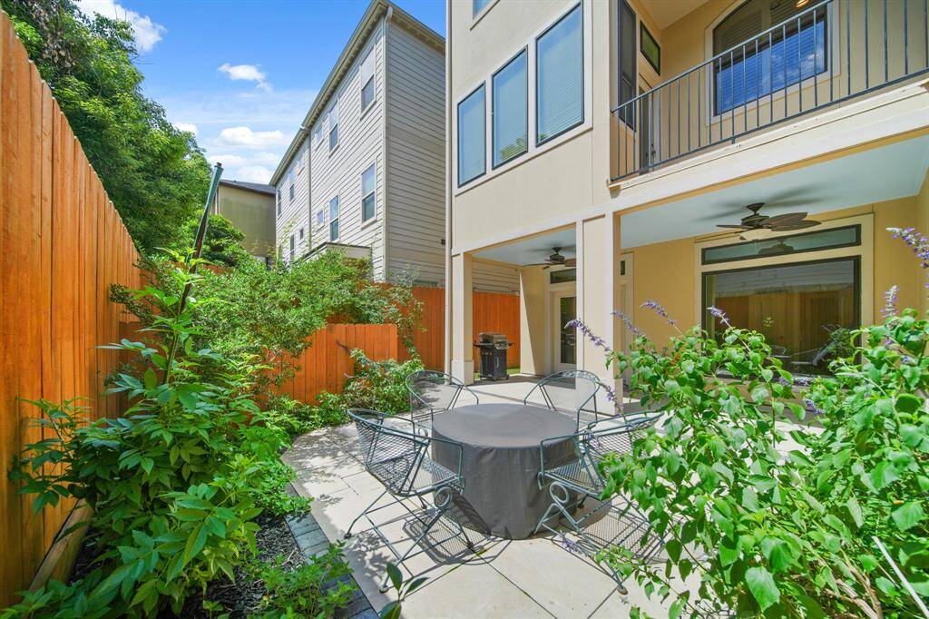 Enjoy your private custom putting green in the side yard for ultimate relaxation or convert to a dog run.