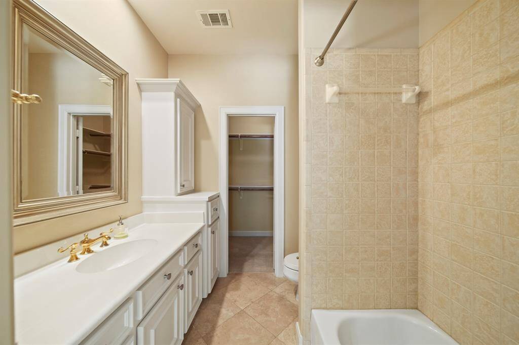 Luxurious first-floor en-suite bathroom.