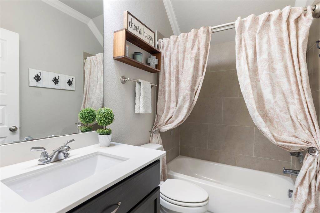 Another secondary bathroom conveniently situated between the upstairs bedrooms.