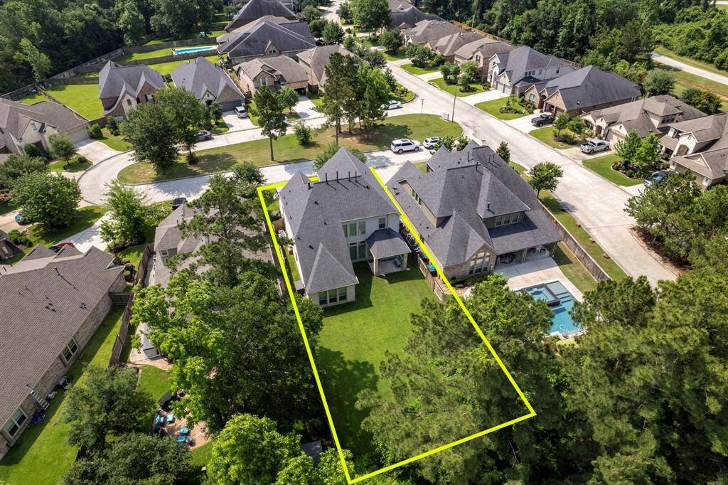 Nice aerial view of the backyard while showcasing the cul-de-sac.