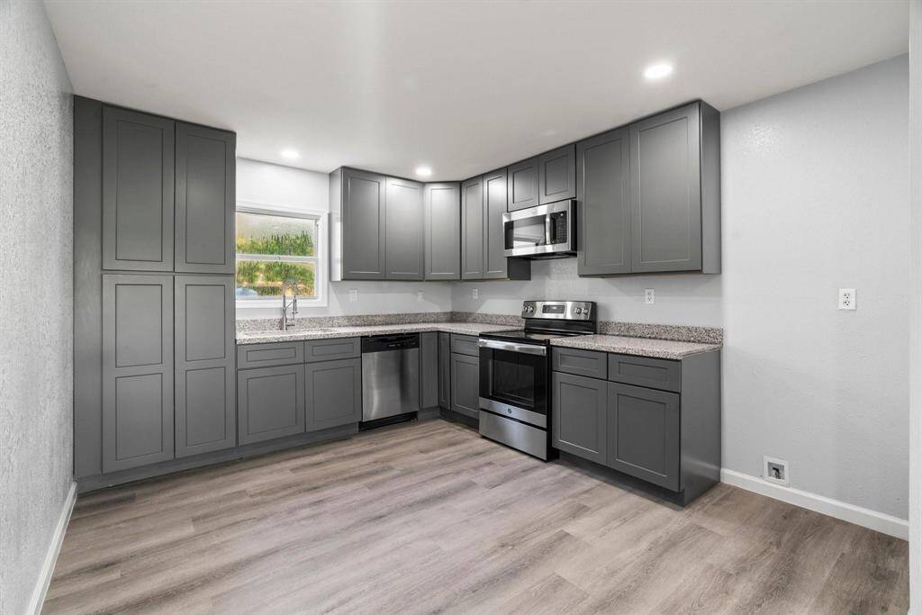 Updated Kitchen with plenty of cabinet space