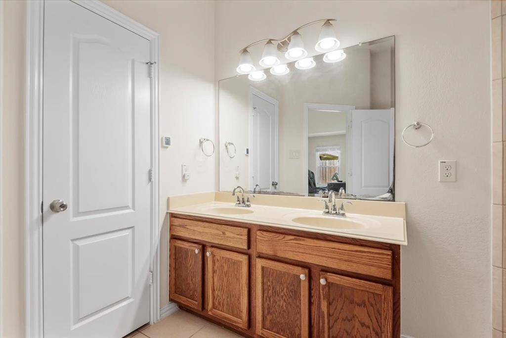 Double sinks in the primary bath.
