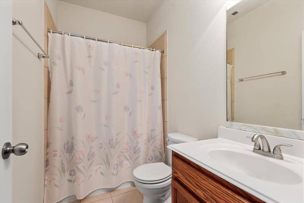 Secondary bathroom.