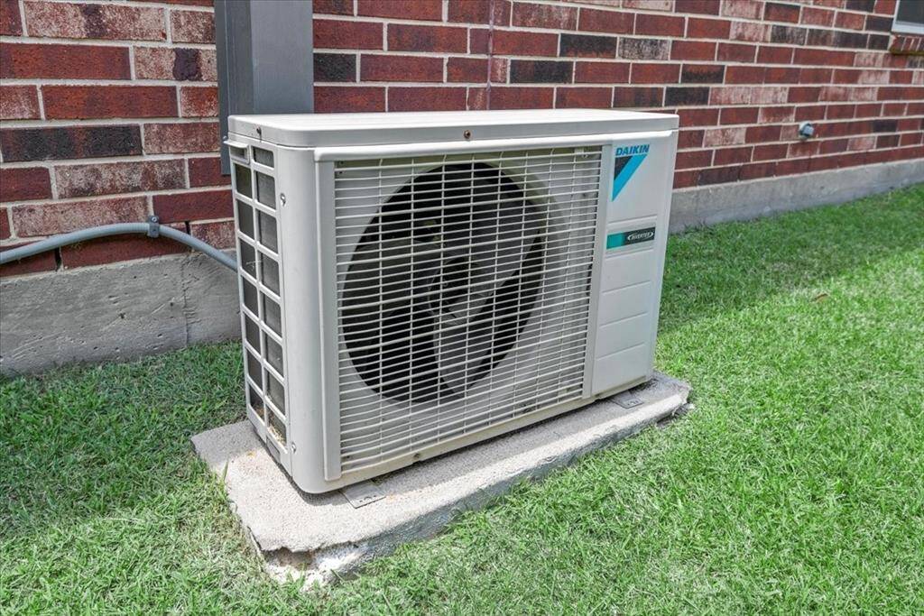 Split mini ac condensing unit cools & heats the study (only).