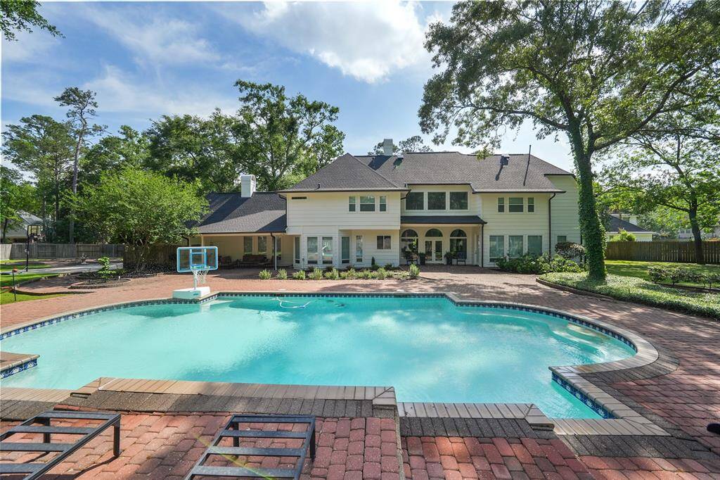 Look at the size of that pool.