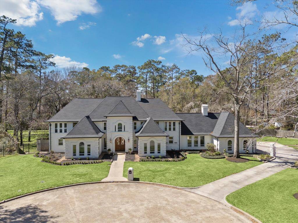 Stunning Estate home in the Heart of the Culdesac