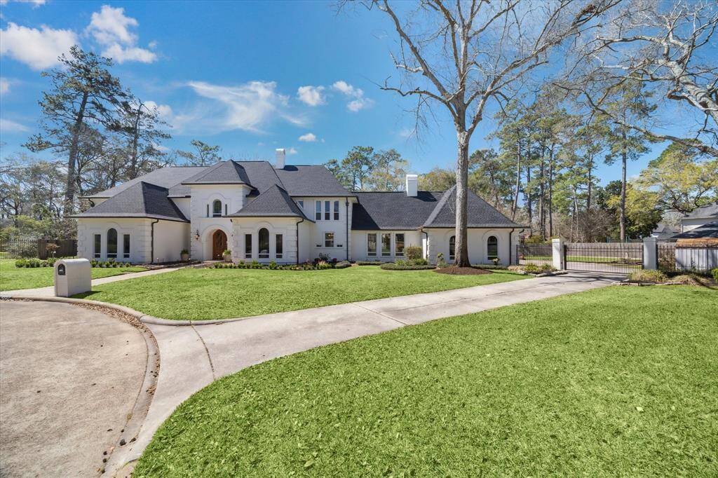 A grand Estate home in the heart of the culdesac.