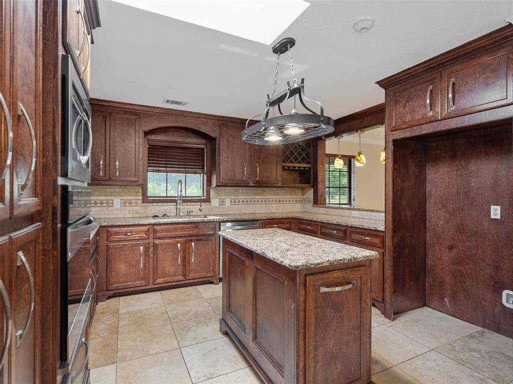 Sparkling granite and Stainless steel appliances greet you