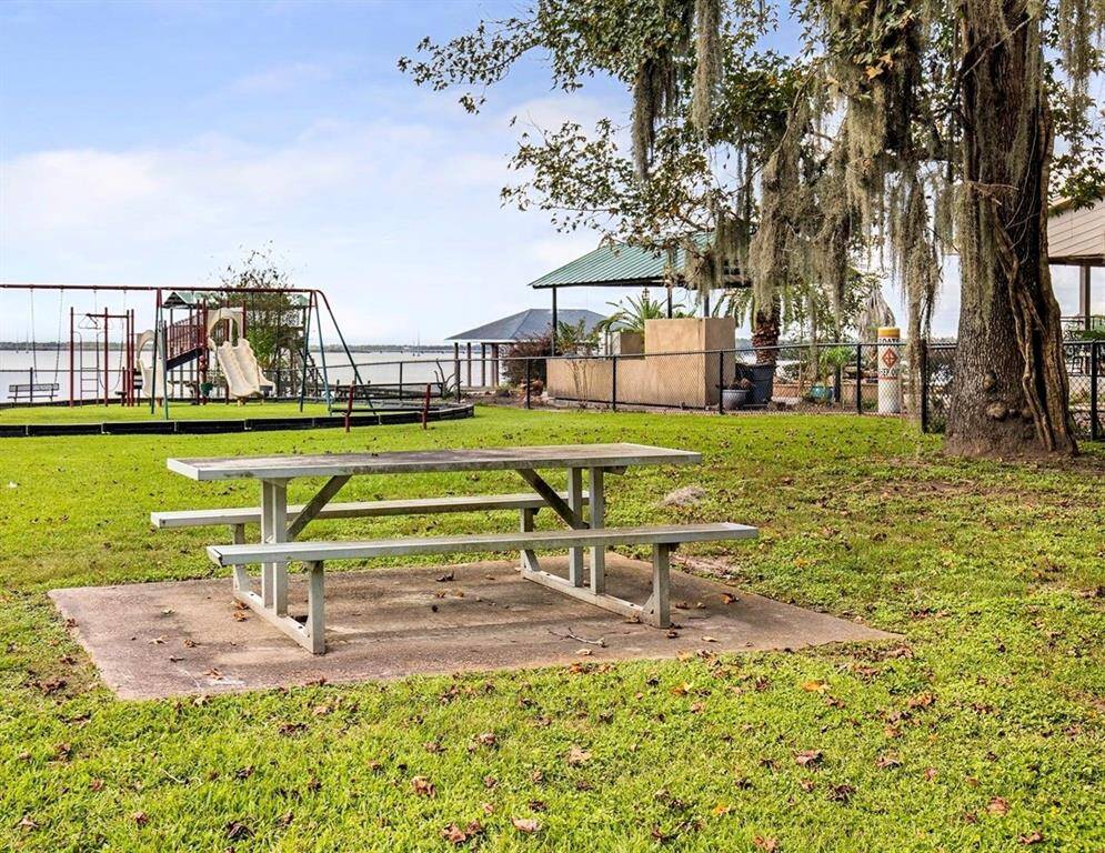 Park that overlooks lake houston
