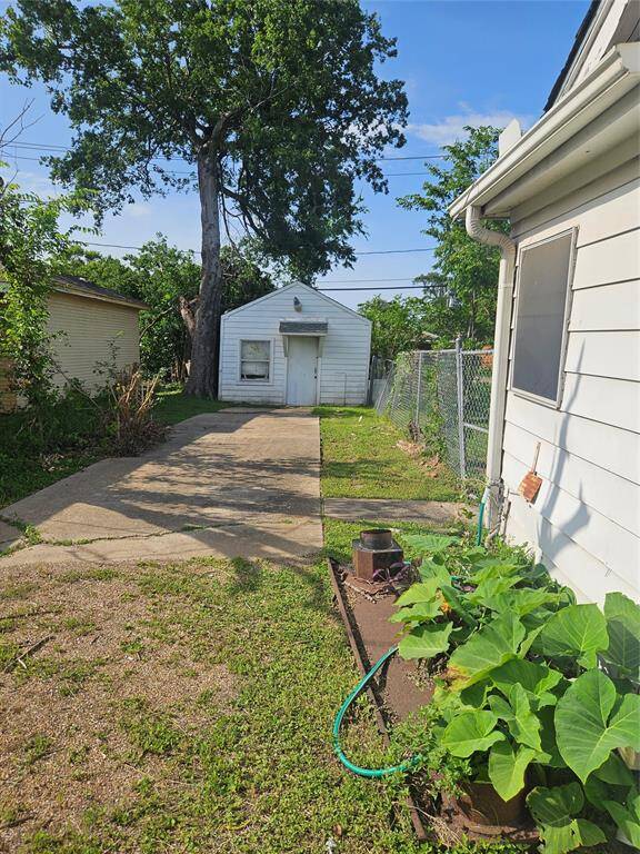 Extra Long Driveway-Detached Shed/Garage