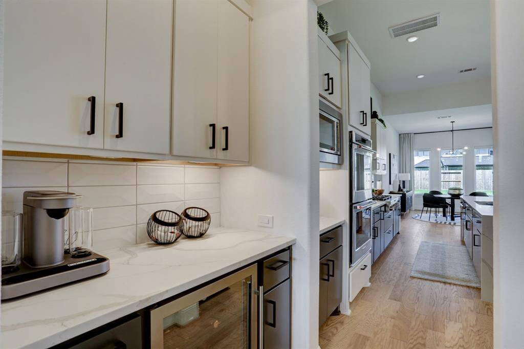 Conveniently placed butler's bar is a great addition to your fully upgraded kitchen.