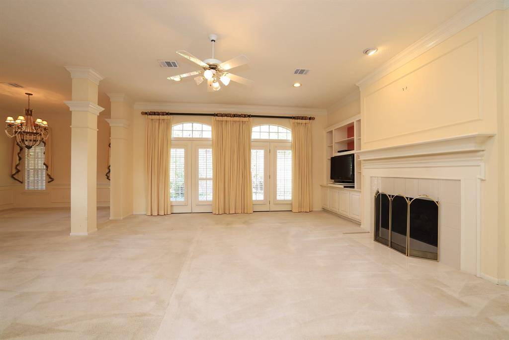 Gas Log Fireplace - NEWER ROOF and REPLACED HVAC DUCTS