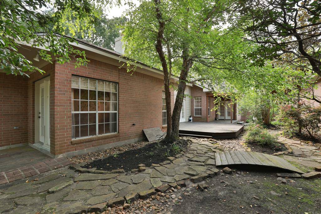 Highly desirable Retreat Patio Section in The Woodlands Township—no back neighbors, 4-sided brick construction, full home generator, irrigation system, and best of all, NO annual HOA fees. Enjoy privacy, peace of mind, and low-maintenance living in a prime location.