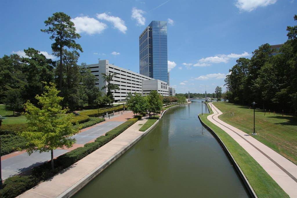 The Woodlands Waterway is a central feature of The Woodlands, Texas, serving as both a scenic attraction and a functional water transportation system. It's a 1.4-mile-long linear park and water feature that winds through the heart of The Woodlands, offering a picturesque setting for residents and visitors alike.
